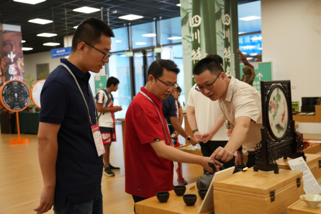 省老哥俱乐部集团向导到大运村“有礼在四川”四川特色商品馆调研指导事情