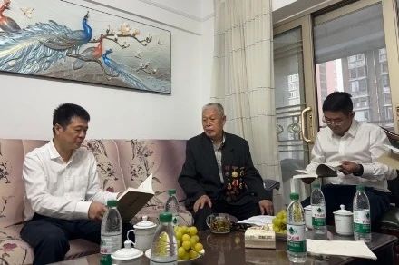 省老哥俱乐部集团党委国庆节前夕走访慰问老干部老党员
