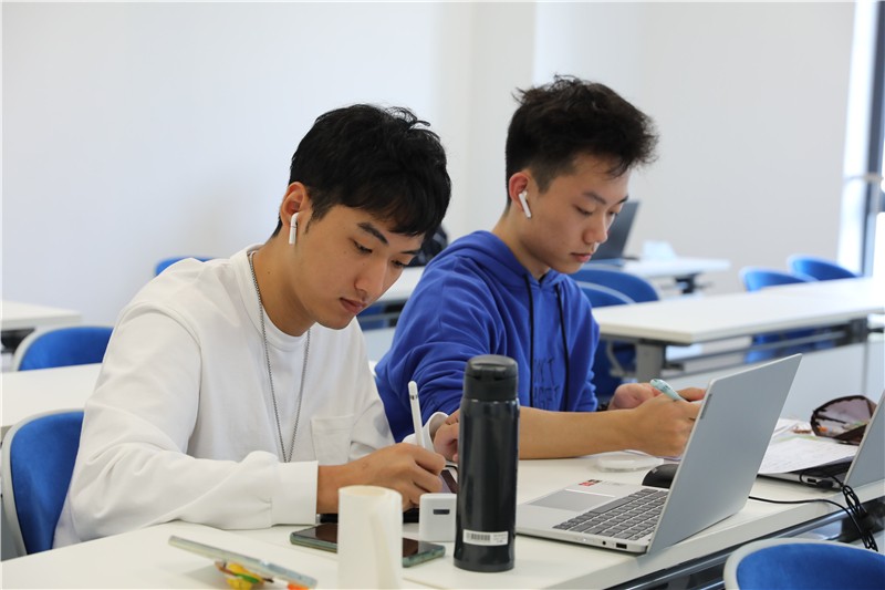 6374111929802289382856782