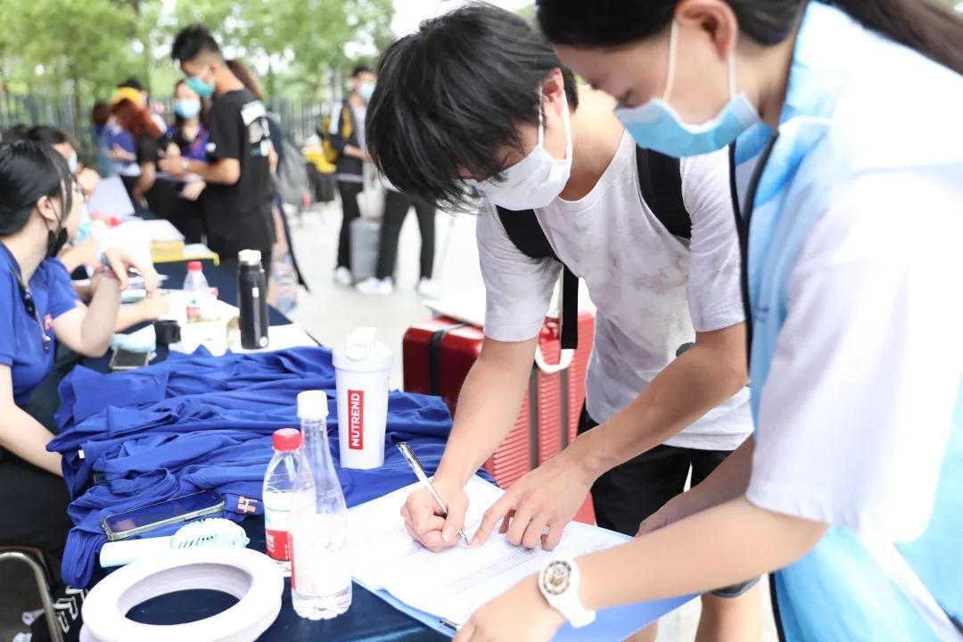 6377768715562608568371270