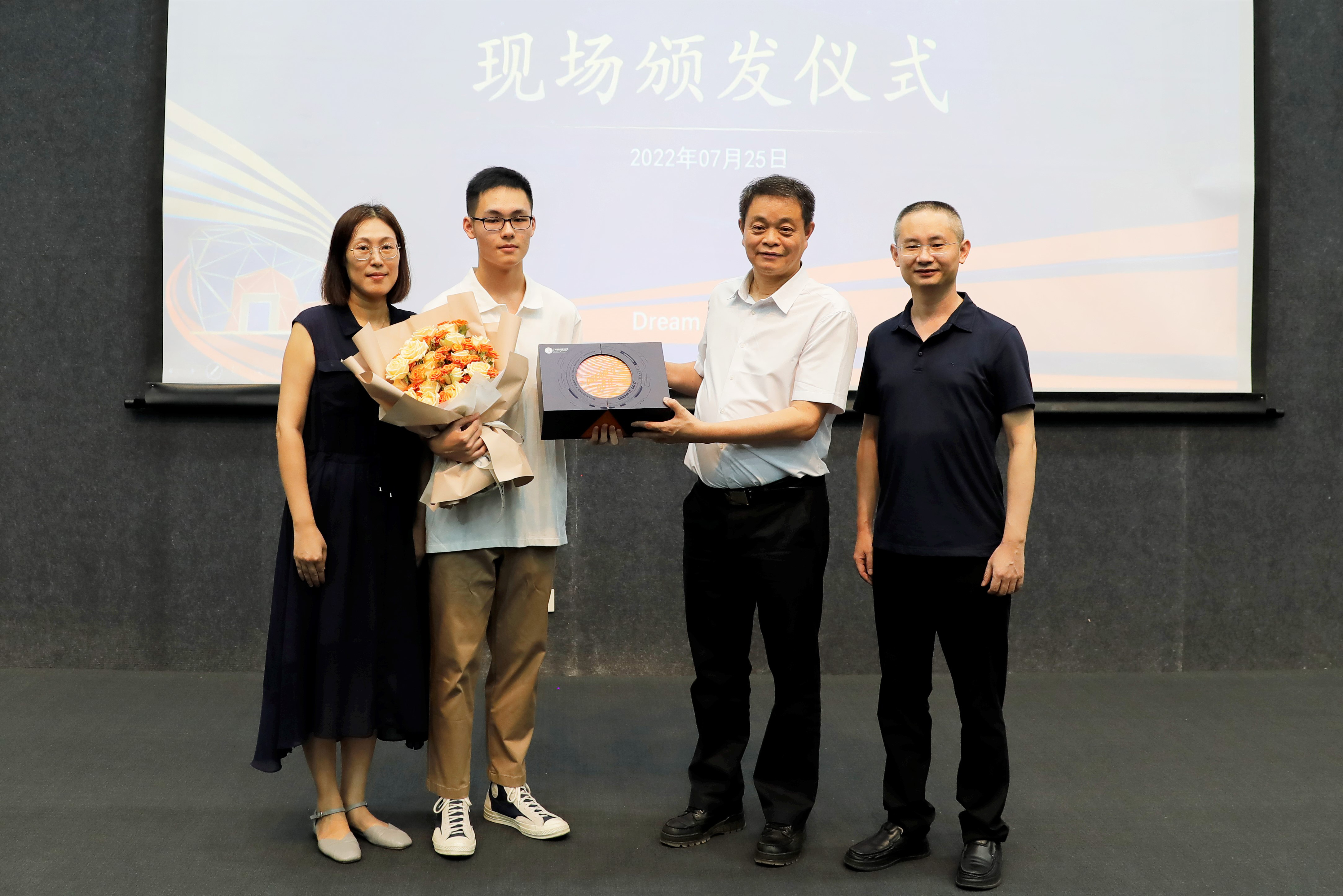 У³¤Óëѧ×Ó¼°âïÊѺÏÓ°.jpg У³¤Óëѧ×Ó¼°âïÊѺÏÓ°.jpg