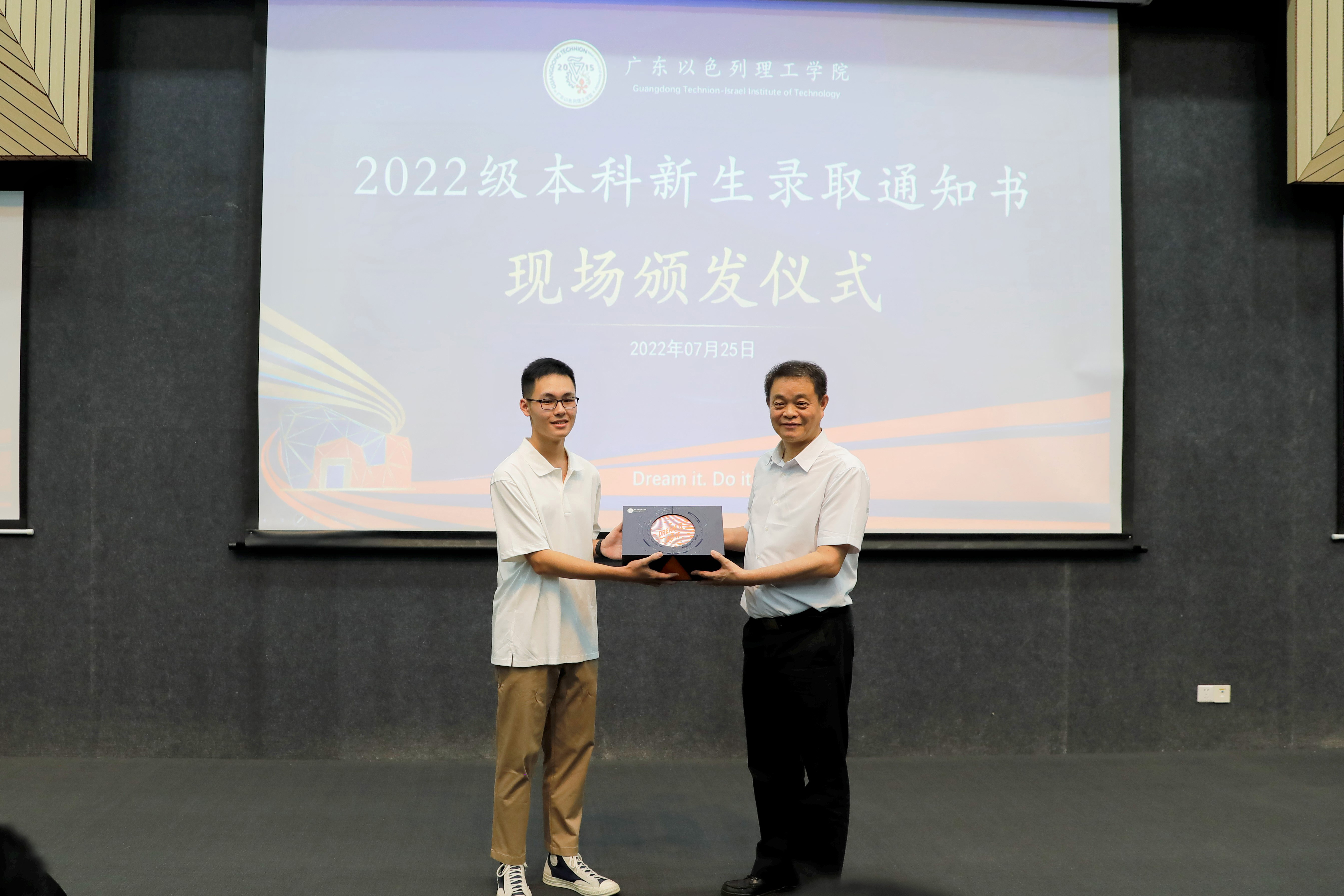 У³¤Óëѧ×ÓºÏÓ°.jpg У³¤Óëѧ×ÓºÏÓ°.jpg